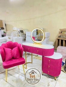 Bàn phấn xếp ly đủ màu