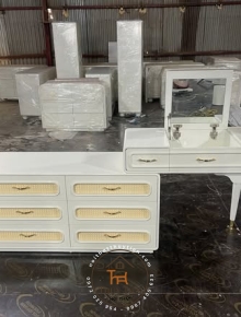 ​  Bàn trang điểm thiết kế hiện đại pha chút tân cổ điển, tone trắng kem sang nhẹ và cực tinh tế.  ​
