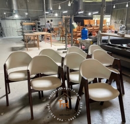 GHẾ CHỮ A BỌC DA TRẮNG KẾT HỢP SƠN NÂU💕💕