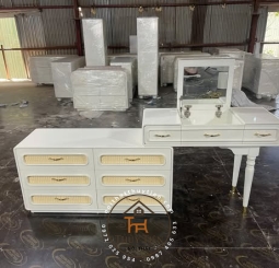 ​  Bàn trang điểm thiết kế hiện đại pha chút tân cổ điển, tone trắng kem sang nhẹ và cực tinh tế.  ​