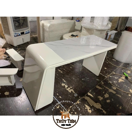 Xưởng e vẫn nhận làm các mẫu bàn trang điểm , bàn làm việc , tủ kệ decol theo yêu cầu nhé  Thích màu nào thợ e sơn màu đó