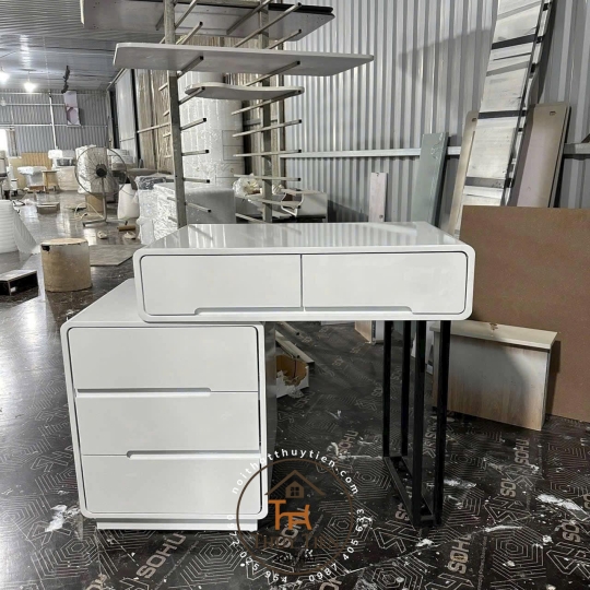 Xưởng e vẫn nhận làm các mẫu bàn trang điểm , bàn làm việc , tủ kệ decol theo yêu cầu nhé  Thích màu nào thợ e sơn màu đó