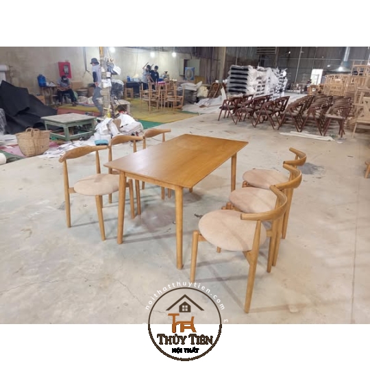 Set bàn ăn 4-6 chỗ ngồi Bàn lunar cao su mặt dáN vneer ash kết hợp ghế Bull chéo cao su