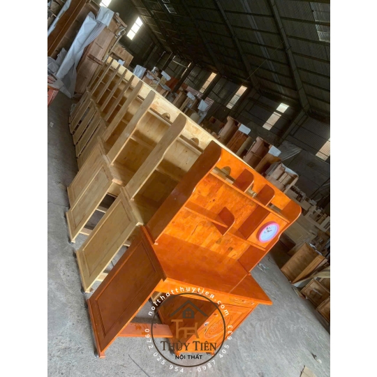 Bàn học sinh gỗ cao su có đồng hồ