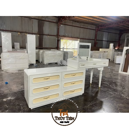​  Bàn trang điểm thiết kế hiện đại pha chút tân cổ điển, tone trắng kem sang nhẹ và cực tinh tế.  ​