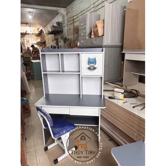 Bàn học Min màu gắn hình thú 3 d cho bé