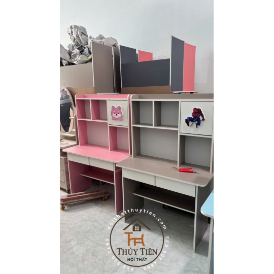 Bàn học Min màu gắn hình thú 3 d cho bé