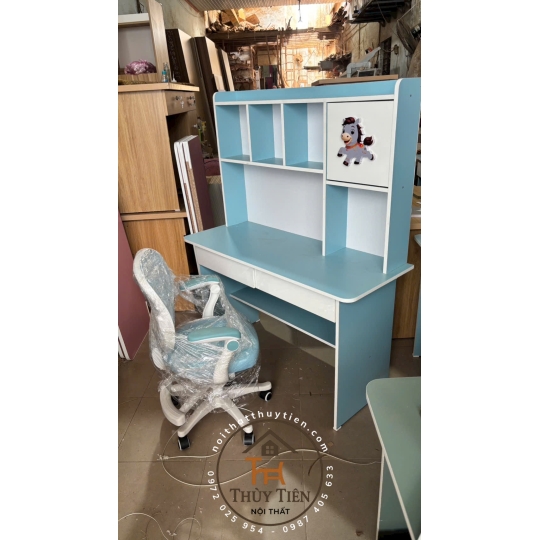 Bàn học Min màu gắn hình thú 3 d cho bé