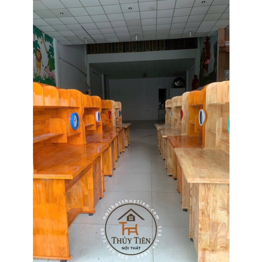 Bàn học sinh gỗ cao su có đồng hồ