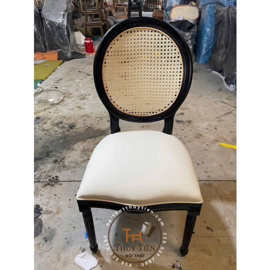 Vẫn là chiếc bàn chiếc ghế đó, mà vào đúng nơi, e tự nhiên toả sáng