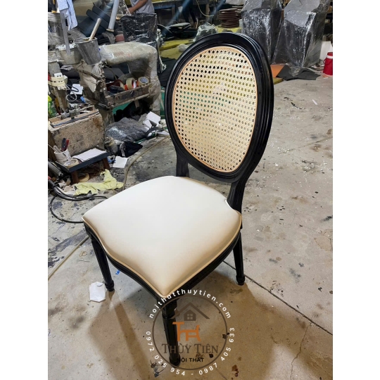 Vẫn là chiếc bàn chiếc ghế đó, mà vào đúng nơi, e tự nhiên toả sáng