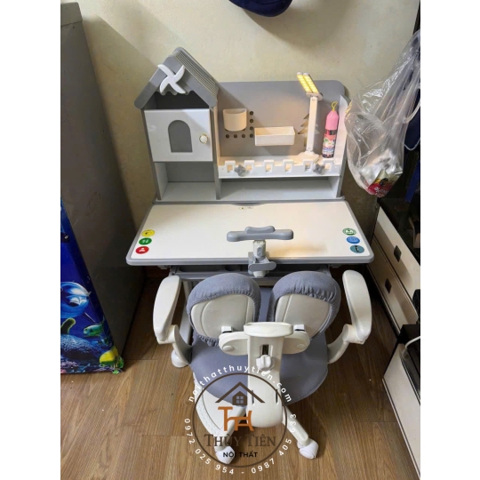 Bộ bàn học trẻ em F10 (bao gồm ghế) thông minh có ghế xoay 360 có bánh xe khóa tự động an toàn cho bé ngồi học
